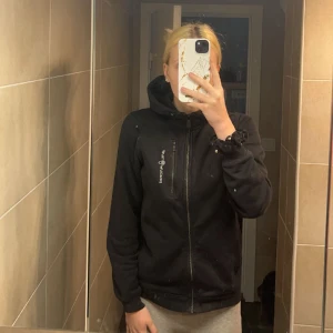 Sail Racing ziphoodie  - Säljer min super fina sailracing ziphoodie 🤍 Super fint skick, storlek 170 barn men skulle säga Xs/S i unisex storlek. 🤍 Nypris 999kr.🤍 (Inga fläckar osv på tröjan som de ser ut o va på bilden, de e spegeln som inte va helt ren). 🤍
