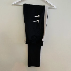 Träningsbyxor - Träningsbyxor ifrån nike i storlek s. Snöre i midjan, fint skick. Tror det är herr byxor men funkar för en längre tjej också :) 