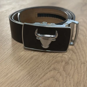 Fett Chicago Bulls bälte - 100cm. Bootleg bälte som blänker galet. Riktigt unikt.