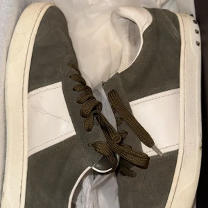 Valentino flycrew - Gröna Valentino Flycrew  Stl42  Orginal box med extra snören och skopåsar Saknar en spik på höger sko. Kan skicka fler bilder i dm 