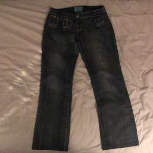 Snygga lågmidjade jeans med 2000 tals vibbar! 💗 Har använt dom många gånger, men ändå bra skick förutom att några pärlor har ramlat av på den vackre fickan 🌟