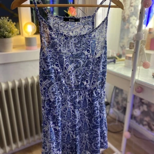 Jumpsett  - Blå mönstring jumpsett, med fickor. Har kommit till användning några gånger, men ändå i väldigt bra skick 