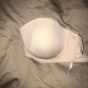 Axelbandlös BH - Bh utan band från Kappahl storlek 75B, använd få gånger💕 