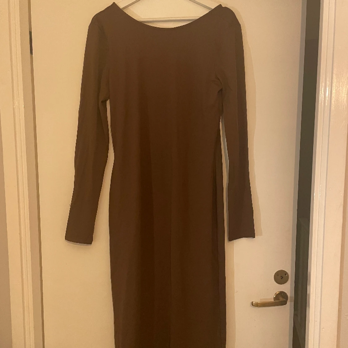En brun långklänning