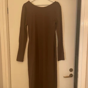 En brun långklänning  - En brun långklänning från NA-KD med öppen rygg och slits längst ner, skriv för fler bilder❤️