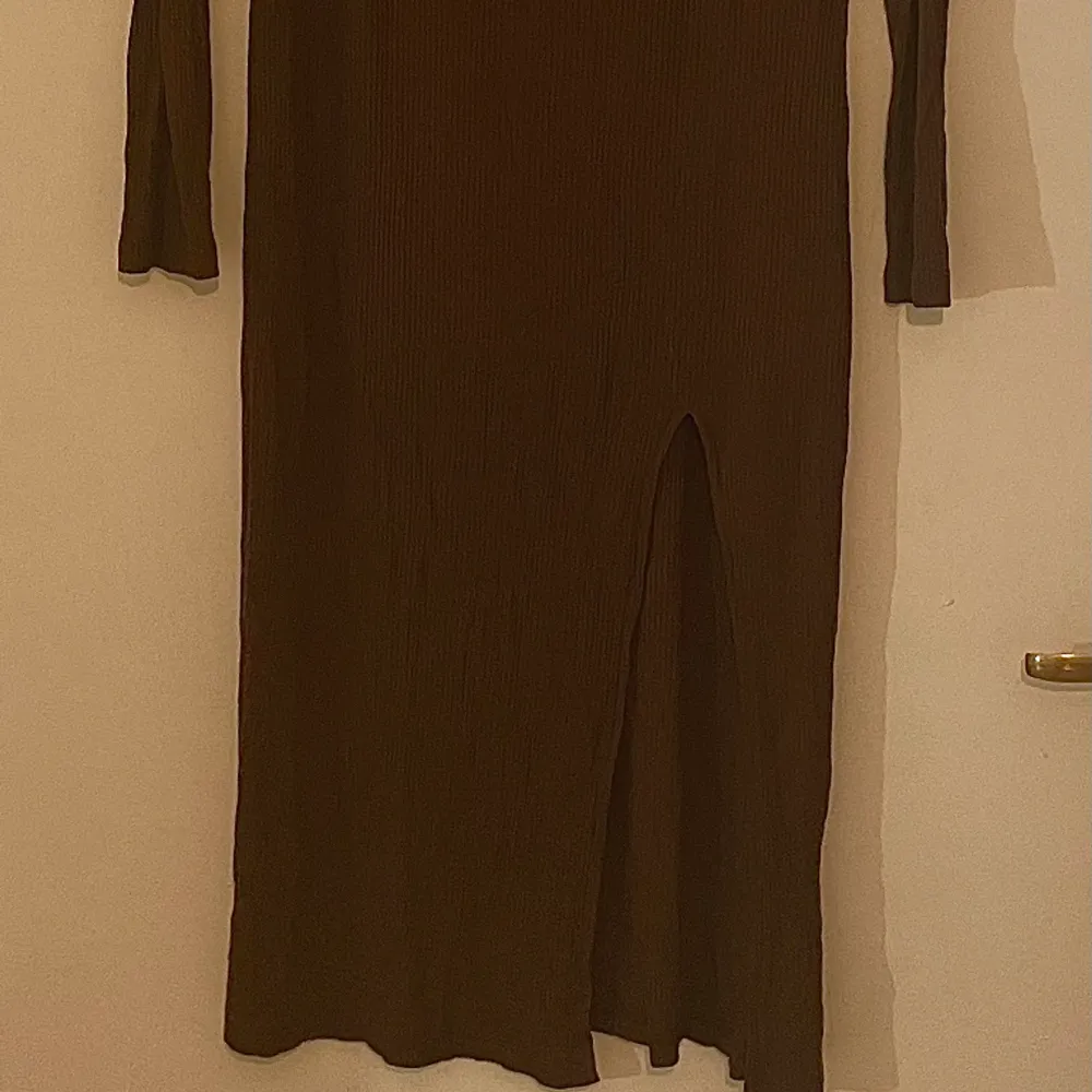 En brun klänning som går lite längre ner än knäna från NA-KD, skriv för fler bilder eller frågor❤️. Klänningar.