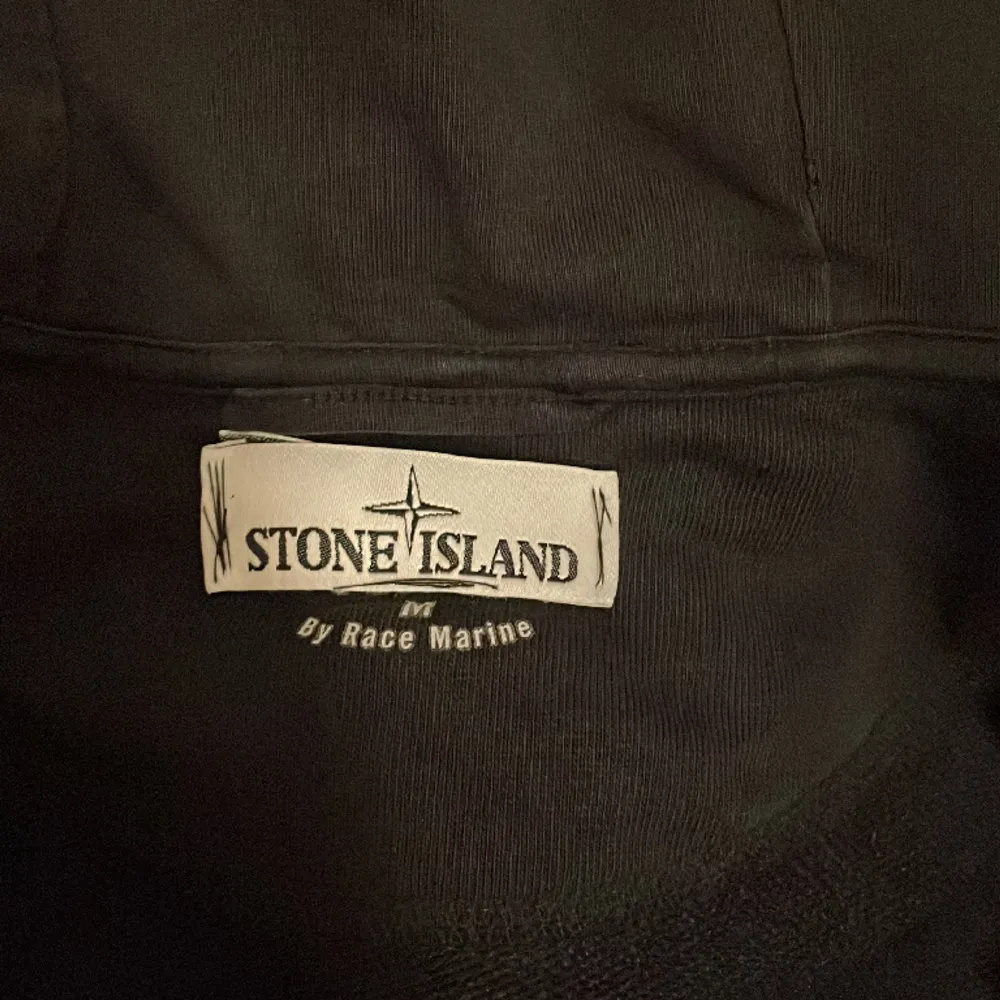 Hej jag säljer min stone island tröja. Jag tror att den är 1,1 är inte riktigt säker. Kan gå ner i pris vid snabb affär Kan även tänka mig att byta mot en par Louboutins eller ett monclare plagg.😀  De är bara att höra av sig vid några frågor.. Hoodies.