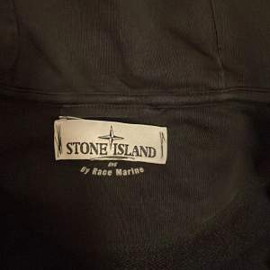 Hej jag säljer min stone island tröja. Jag tror att den är 1,1 är inte riktigt säker. Kan gå ner i pris vid snabb affär Kan även tänka mig att byta mot en par Louboutins eller ett monclare plagg.😀  De är bara att höra av sig vid några frågor.