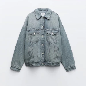 Jeansjacka  - Superfin jeansjacka från zara, endast testad med prislappen kvar, säljer endast då den var lite för stor, ganska tjock så den funkar redan tidigt på våren, passar flera beroende på hur man vill att den ska sitta, skriv för fler bilder!💕💕