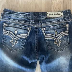 Intressekoll på mina skiiiiiit snygga rock revival jeans. Nypris: ca 2000, PRIS KAN DISKUTERAS VID SNABB AFFÄR💕. Skriv om ni är intresserade och vid frågor eller fler bilder💕💕 