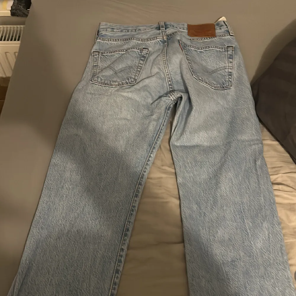 Nästan helt oanvända Levis 501 säljer pga ja inte har ljusa kläder så mycket på mig.. Jeans & Byxor.