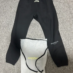Essentials - Fear Of God - Tja!  Fick byxor från en kompis i present, Storleken är Medium men passar för small.  Den är aldrig använd pga jag har Medium när den passar för small alltså kort den passar inte mig.