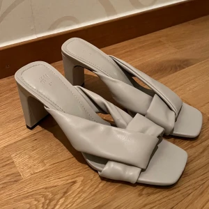 Klackskor - Ganska smala i modellen, skulle säga att de passar en 36a möjligtvis en liten 37a