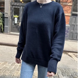 blå stickad tröja från brandy melville  - köpte två stycken stickade tröjor ifrån brandy melville (säljer samma fast i vit också), aldrig använd och inga defekter. 