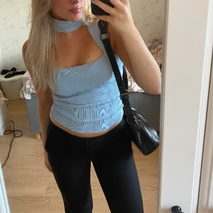 Zara topp - Sjukt snygg topp från Zara i ljusblått som är slutsåld. Endast använd 1 gång och är därför i mycket fint skick🩵 