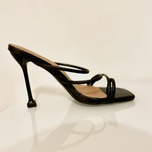 Svarta klackskor - Riktigt snygga klackskor som endast är använda en kväll. De är märkta med storlek 39 men skulle definitivt säga att de passar en 38a