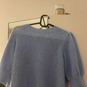 kortärmad stickad tröja - Blå stickad tröja som är använd fåtal gånger. 