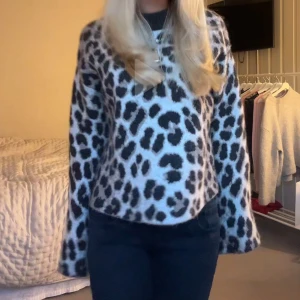 Leopard tröja - Superfin stickad tröja med leopard mönster🥰 endast anvönd en gång så superfint skick❤️