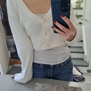 Croppad kofta - Vit croppad kofta i storlek s som inte kommer till använding för att det var en present och inte är min stil. Använd några gånger men inga defekter eller andra fel💕💕