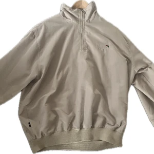 Tröja - Den sitter fett nice och har inga skador dock en eller två fläckar som ej syns 