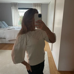Stickad topp trekvarts  - Jättefin stickad topp med trekvartsarmar, broderi upptill och insydd nertill, köpt för mindre än ett år sedan från zalando. Säljer eftersom den inte kommer till användning, använd fåtal gånger, bra skick. Klicka på köp nu❤️