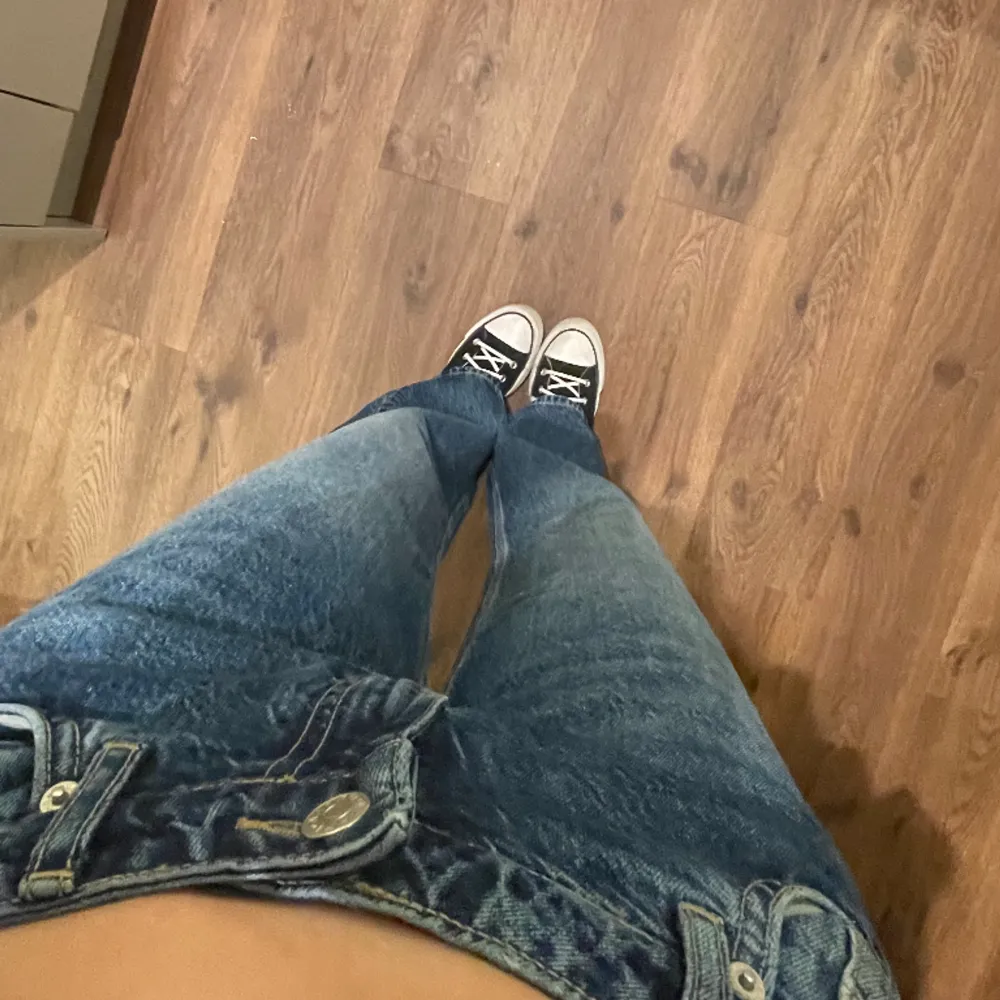 Lågmidjade mörkblåa jeans från NA-KD.  Helt oanvända (dock finns inte prislappen kvar). Jag är 176cm 🩷. Jeans & Byxor.