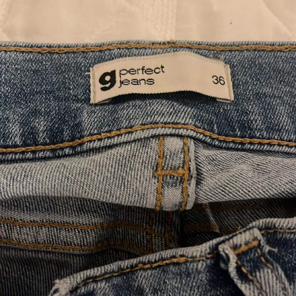 Supersnygga low waist bootcut jeans 🤩 köpta för 500, sparsamt använd så inga synliga defekter, hål eller slitningar🫶  Från Gina tricot 💕 TRYCK EJ KÖPT NU, skriv för fler bilder . Jeans & Byxor.