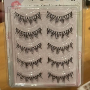 Lösögonfransar  - Lösögonfransar, 5 par, öppnat packet.  Hela som man limmar på, Mer naturliga fransar 🫶 Finns 3 till i lager 