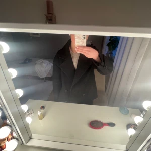 Svart Kappa - Svart Nelly kappa, bra skick. Väldigt stor i storleken så känns som en xs/s. Nypris är 700kr. Men priset går att diskuteras.