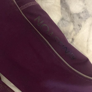 Ridbyxor - Pris är diskuterandet. Säljer  mina lila ridbyxor som är köpta på Börjes  för 600/700 kr.Tryck gärna på köp nu, dessa passar perfekt i längden för mig som är 160 cm. 💗