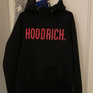 Hoodrich  - Säljer denna hoodie då den inte kommer till användning längre. Bra skick då den endast andvänts ett fåtal gånger! Storlek XS(Herr) men passar även som S.  PRIS KAN DISKUTERAS!