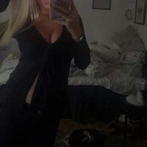 Topp - Trendig topp från Gina, använd mycket men har tröttnat. Köpt för 400.