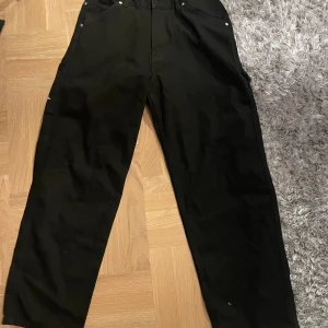 Junk yard sktbs  - Detta är ett par byxor som jag har aldrig andvänt och har Inge defekter där efter. Köpte det för 3 år sedan och varit i en bra miljö. Där dess köpte in för 700 kr. 