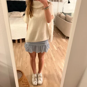 Blå och vit kjol - Säljer denna supergulliga kjol då den inte riktigt är min stil💕 Går att ha både låg och högmidjad ( jag har vikt ner kjolen på bilderna). Aldrig använd, frakt tillkommer!❣️