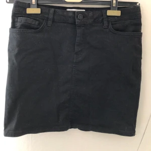 Glittrig kjol  - Glittrig tight jeanskjol med mycket stretch ✨Väldigt bekväm! Säljer pga för liten.