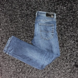 Diesel Jeans - Säljer ett par as feta slim fit jeans i riktigt fint skick🙌🏼 Storlek 30/30 men sitter mer som 30/32