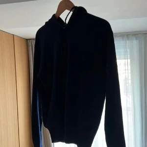 Kashmir hoodie  - Säljer en Kashmir hoodie ifrån carmes i bra skick men lite nopprig är den, går att fixa med ullkam tex. Hör av er vid frågor byten kan vara intressant.🤝 