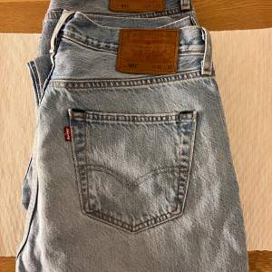 Säljer nu mina Levi’s 501 jeans  Strl : W31 L32   Det ena paret har ett litet hål vid vänster knä vilket ser snyggt ut enligt dem flesta!   300kr/ paret.  Kan skickas om köpare står för fraktkostnad  