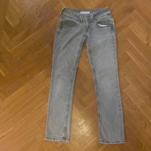 Pepe jeans - Jag säljer dessa super snygga gråa low waist pepe jeansen då dom tyvärr inte passar. Använda väldigt fåtal gånger, som i nyskick. Pris kan diskuteras. 