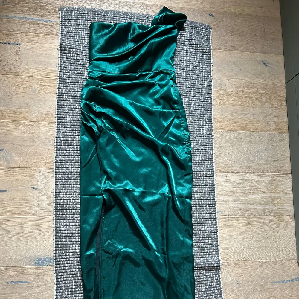 Ny fin balklänning i mörkgrön färg. Storlek 36/38 då den är specialuppsydd enligt önskemål. Lång klänning då jag är 176cm, går att sy upp.  (Har fler bilder vid intresse, även när den sitter på) 😃. Klänningar.