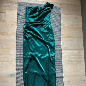 Ny fin balklänning i mörkgrön färg. Storlek 36/38 då den är specialuppsydd enligt önskemål. Lång klänning då jag är 176cm, går att sy upp.  (Har fler bilder vid intresse, även när den sitter på) 😃