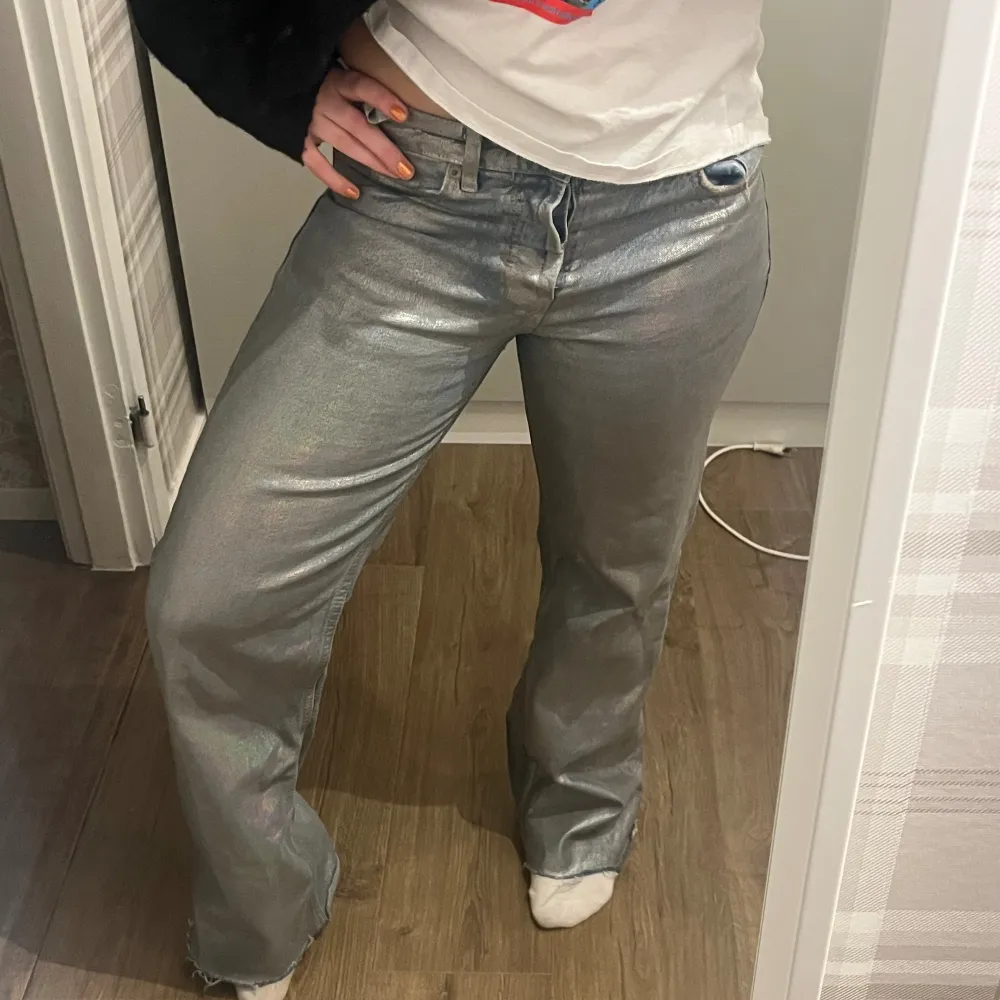 Säljer dessa as coola silver byxorna från zara!!. Jeans & Byxor.