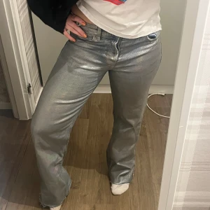 Zara silver byxor  - Säljer dessa as coola silver byxorna från zara!!