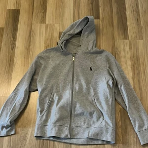 Polo zip storlek s - En grå polo tröja i storlek s