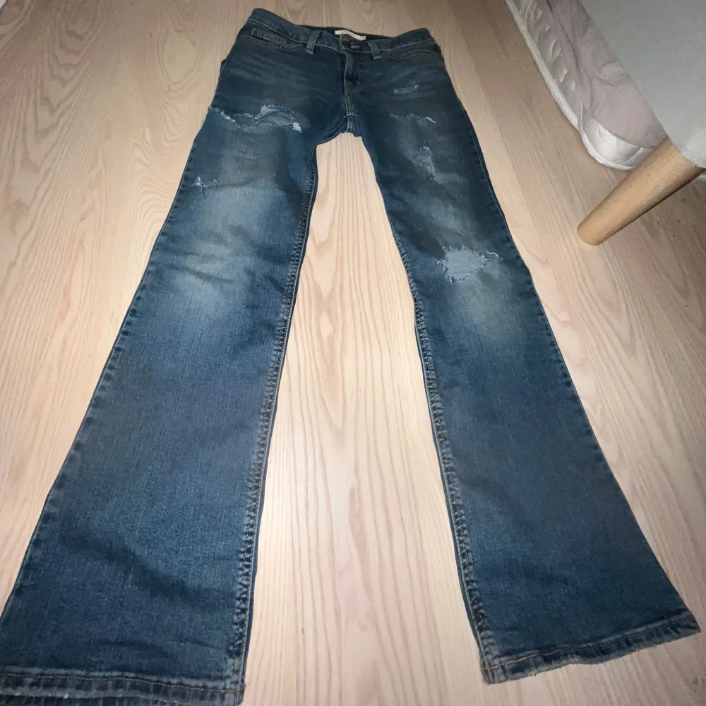 dösnygga mörkblå levis jeans me hål kommer inte till användning längre💘. Jeans & Byxor.