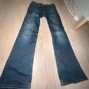 dösnygga mörkblå levis jeans me hål kommer inte till användning längre💘