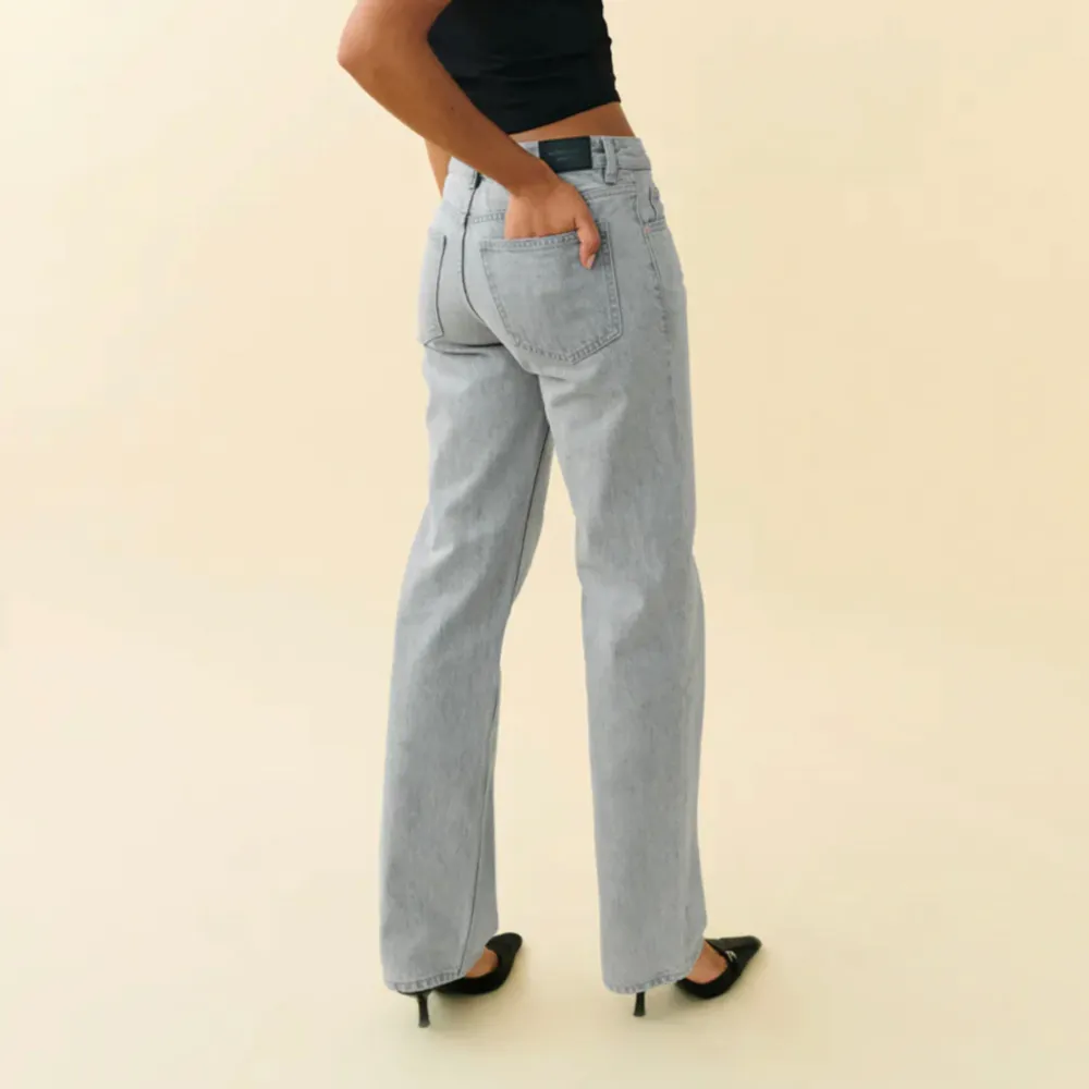 Säljer dessa lågmidjade jeans från GINA TRICOT. Dom är gråa lågmidjade raka jeans!. Jeans & Byxor.