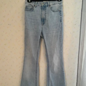Blå jeans med högmidja  - Storlek XS  Aldrig använda då dem är för långa för mig🤍