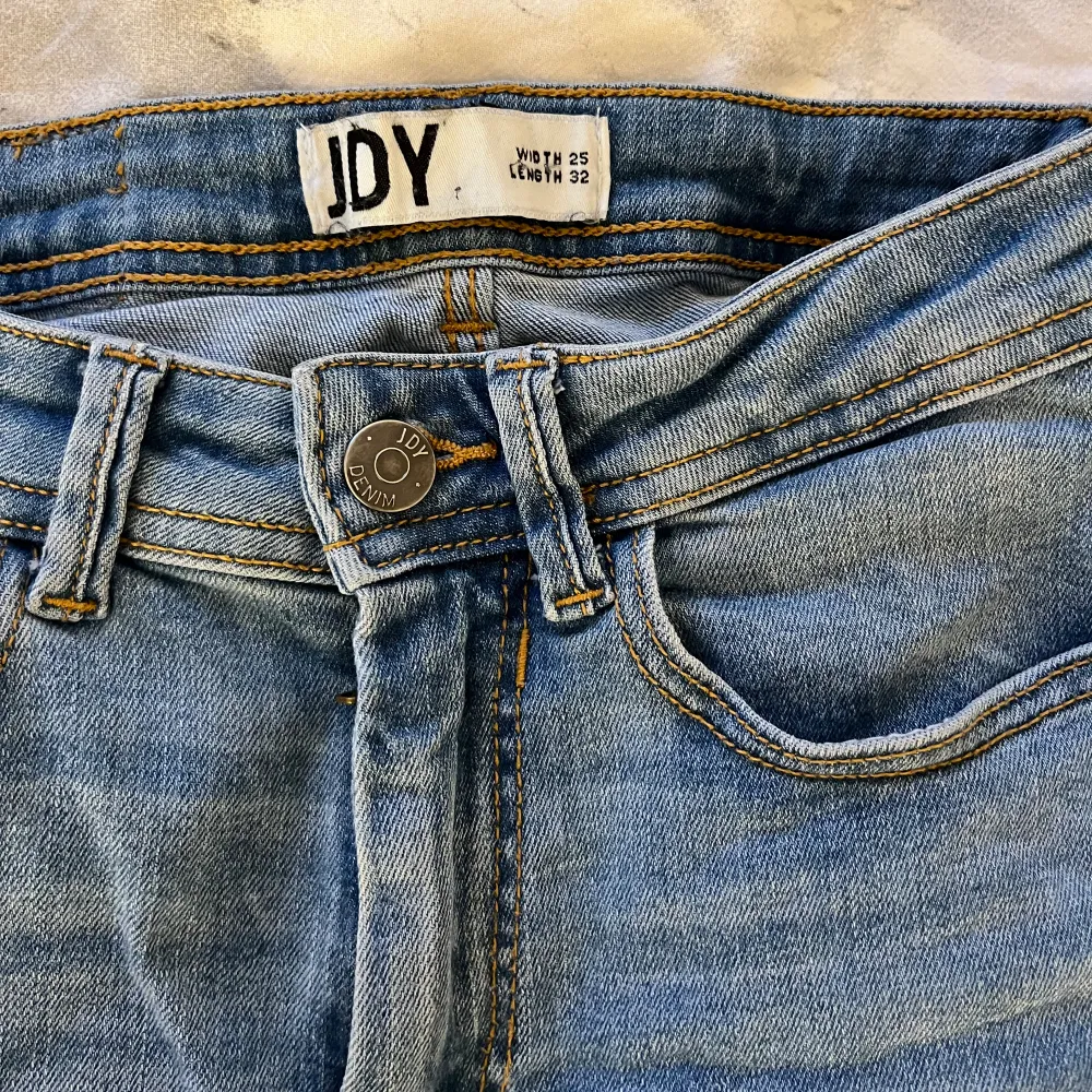 Säljer mina midwaist bootcut jeans ifrån Nelly (märke JDY)  Inga defekter och säljer pågrund av att dem inte kommer till användning🩷. Jeans & Byxor.