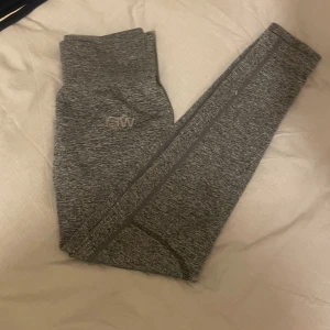 ICIW tights  - Säljer dessa ICIW tights använda några gånger men igen som syns bara märket ICIW på byxan som möts ut lite annars är dem i jätte bra skick!🌟